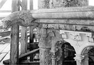 Tours : Cathédrale Saint-Gatien - Couronnement d'un clocher : corniches, chapiteaux, gargouilles
