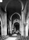 Bourbon-l'Archambault : Eglise - Vue intérieure de la nef, vers le chœur
