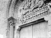 Neuilly-en-Donjon : Eglise Sainte-Marie-Madeleine - Petit portail de la façade ouest : linteau et chapiteau de gauche
