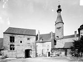 Saint-Pourçain-sur-Sioule : Prieuré bénédictin (ancien) - Vue d'ensemble du beffroi et des bâtiments attenants