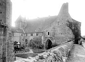 Chantelle : Abbaye Saint-Vincent (ancienne) - Cloître : vue prise depuis la Courtine
