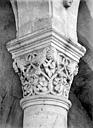 Saint-Menoux : Eglise - Chapiteau à motifs décoratifs