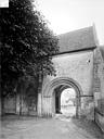 Saint-Germain-la-Blanche-Herbe : Abbaye d'Ardenne (ancienne) - Porterie de l'ouest, côté extérieur