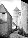 Semur-en-Auxois : Château - Tour prise d'une ruelle