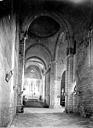 Saint-Amand-de-Coly : Abbaye (ancienne) - Eglise : Vue intérieure de la nef, vers le choeur