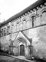 Cintheaux : Eglise Saint-Martin - Façade nord : portail et arcatures des fenêtres