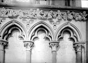 Saint-Manvieu-Norrey : Eglise de Norrey-en-Bessin - Vue intérieure du chœur : détail des arcatures