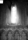 Saint-Manvieu-Norrey : Eglise de Norrey-en-Bessin - Vue intérieure du chœur : détail des arcatures et fenêtres