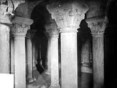 Caen : Abbaye aux Dames (ancienne), Eglise Sainte-Trinité - Crypte : colonnes et chapiteaux