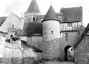 Saint-Epain : Porte fortifiée - Vue d'ensemble, côté fossés