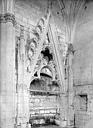 Cizay-la-Madeleine : Abbaye d'Asnière (ruines de l'ancienne) - Eglise : Tombeau sous enfeu dans la chapelle latérale sud