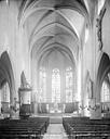 Vézelise : Eglise - Vue intérieure de la nef, vers le choeur