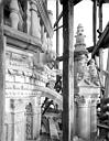 Tours : Cathédrale Saint-Gatien - Couronnement d'un clocher : corniches, pinacles, gargouilles