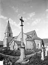 Rochepot (la) : Eglise - Ensemble sud-est et croix de cimetière