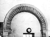 Chinon : Abbaye Saint-Mexme (ancienne) * Collégiale Saint-Mexme - Vue intérieure du clocher : Archivolte du portail