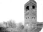Corneilla-de-Conflent : Eglise*Château des Comtes de Conflent-Cerdagne (ancien) - Clocher de l'église et donjon du château