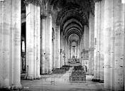 Chênehutte-Trèves-Cunault : Eglise de Cunault - Vue intérieure de la nef vers le choeur