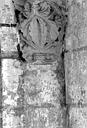 Fontevraud-l'Abbaye : Abbaye (ancienne) - Eglise. Chapiteau des arcatures de la nef : Feuillages entrelacés