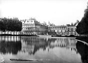 Fontainebleau : Domaine national, château - Vue d'ensemble, prise du côté des pièces d'eau