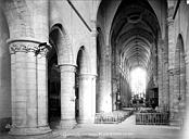 Guérande : Eglise Saint-Aubin (ancienne collégiale) - Vue intérieure de la nef vers le choeur