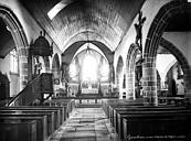 Guimiliau : Eglise - Vue intérieure de la nef vers le choeur
