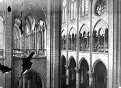 Paris 04 : Cathédrale Notre-Dame - Vue intérieure de la nef et du transept sud : Triforium