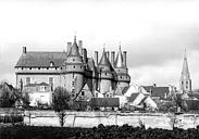 Langeais : Château - Vue d'ensemble prise du côté de la ville