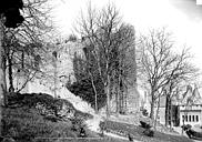 Langeais : Château - Ancien donjon dans le parc