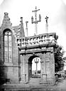 Lampaul-Guimiliau : Eglise et abords - Arc de Triomphe, à l'entrée du cimetière