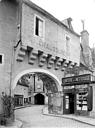 Semur-en-Auxois : Enceinte de ville (ancienne) - Porte Sauvigny, avant-porte : Vue d'ensemble extra-muros
