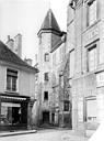 Semur-en-Auxois : Demeure des Gouverneurs (ancienne) - Vue d'ensemble de la façade et de la tourelle