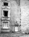 Saint-Pol-de-Léon : Manoir de Kéroulas - Façade : Porte et fenêtres