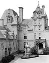 Saint-Vougay : Château de Kerjean - Cour d'honneur : Angle nord-ouest et puits
