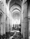 Saulieu : Eglise Saint-Andoche - Vue intérieure de la nef vers le choeur