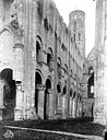Jumièges : Abbaye (ancienne) - Eglise Notre-Dame : Vue intérieure de la nef, vers le sud-ouest