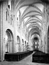 Lessay : Abbaye (ancienne) - Eglise : Vue intérieure de la nef vers le choeur