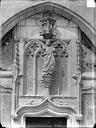 Dijon : Hôpital général - Chapelle Sainte-Croix de Jérusalem. Statue surmontant une porte : Christ bénissant