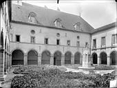 Dijon : Hospice Sainte-Anne (ancien) - Cloître : jardin et galerie