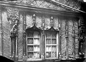 Lisieux : Maison François 1er dite de la Salamandre - Façade sur rue : Fenêtres jumelées à accolades du 1e étage