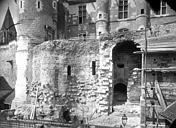 Loches : Château - Logis Royal : Mur de soutènement de la terrasse au niveau de la tour d'Agnès Sorel et de l'aile de Charles VII