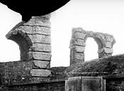 Lyon : Aqueduc romain du Gier dit aussi du Mont-Pilat - Restes d'arches près de Saint-Irénée