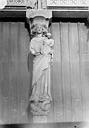 Longpont-sur-Orge : Basilique Notre-Dame-de-Bonne-Garde * Abbaye (ancienne) - Portail de la façade ouest : Statue de la Vierge à l'Enfant au trumeau