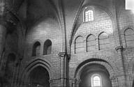 Longpont-sur-Orge : Basilique Notre-Dame-de-Bonne-Garde * Abbaye (ancienne) - Vue intérieure de la nef, côté nord : Triforium