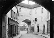 Semur-en-Auxois : Enceinte de ville (ancienne) - Porte Sauvigny : Vue prise du porche vers l'avant-porte