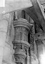 Angers : Cathédrale Saint-Maurice - Façade ouest, statues de la partie supérieure représentant saint Maurice et ses compagnons en costume militaire du 16e siècle : Socle d'une statue