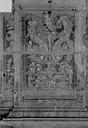 Angers : Cathédrale Saint-Maurice - Façade ouest, statues de la partie supérieure représentant saint Maurice et ses compagnons en costume militaire du 16e siècle : Panneau sculpté entre les petites ouvertures situées sous les socles