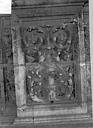 Angers : Cathédrale Saint-Maurice - Façade ouest, statues de la partie supérieure représentant saint Maurice et ses compagnons en costume militaire du 16e siècle : Panneau sculpté entre les petites ouvertures situées sous les socles
