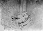 Vincennes : Château - Donjon. Console sculptée : Taureau de saint Luc