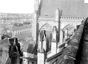 Tours : Cathédrale Saint-Gatien - Façade nord : Culée des arcs-boutants et face ouest du transept