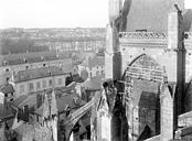 Tours : Cathédrale Saint-Gatien - Façade nord : Culée des arcs-boutants et face ouest du transept